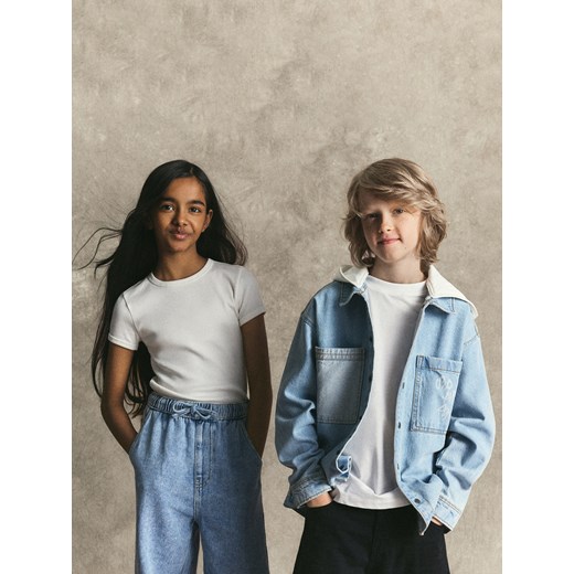 Reserved - Jeansowa koszula oversize - niebieski ze sklepu Reserved w kategorii Spodnie chłopięce - zdjęcie 186439069