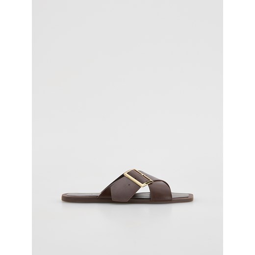 Reserved - Klapki z ozdobną klamrą - bordowy ze sklepu Reserved w kategorii Klapki damskie - zdjęcie 186439166