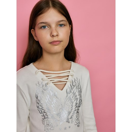 Reserved - Koszulka z metalicznym nadrukiem - złamana biel - id: 368FT-01X - marki Reserved - 186439397 Reserved - Koszulka z metalicznym nadrukiem - złamana biel ze sklepu Reserved w kategorii Bluzki dziewczęce - zdjęcie 186439397