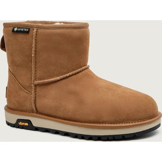 UGG Śniegowce W CLASSIC MINI GTX | zamsz ze sklepu Gomez Fashion Store w kategorii Śniegowce damskie - zdjęcie 186441456
