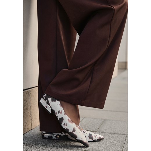 Brązowe Czółenka Balerinki Vices w Krowie Łaty ze Szpiczastym Noskiem i Skórzaną Wkładką Falavesa ze sklepu born2be.pl w kategorii Czółenka - zdjęcie 186444119