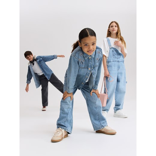 Reserved - Jeansy super wide leg z haftem - niebieski ze sklepu Reserved w kategorii Spodnie dziewczęce - zdjęcie 186448476