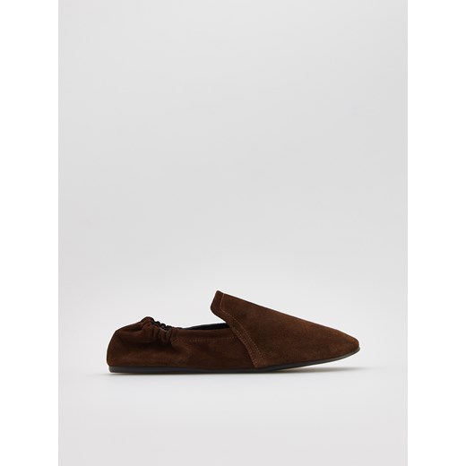 Reserved - Zamszowe loafersy z marszczeniem - ciemnobrązowy ze sklepu Reserved w kategorii Półbuty damskie - zdjęcie 186452958