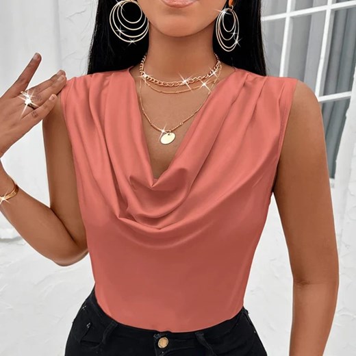 Satynowy top damski z dekoltem - Różowy S ze sklepu Intimica.pl w kategorii Bluzki damskie - zdjęcie 186456348