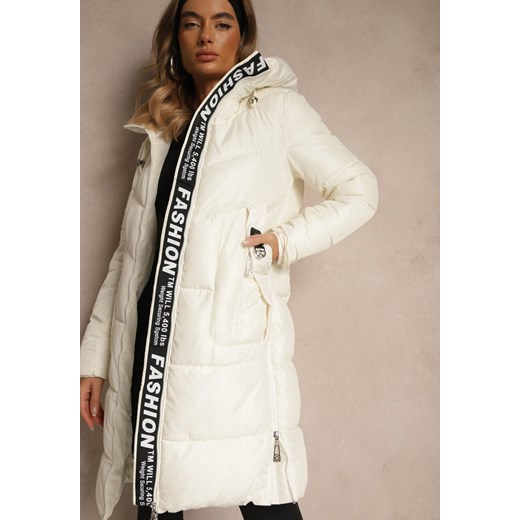 Biała Pikowana Kurtka o Długim Kroju z Kapturem Zdobiona Taśmą z Napisami Galiadea - id: B8535-71-WHITE - marki Renee - 186468135 Biała Pikowana Kurtka o Długim Kroju z Kapturem Zdobiona Taśmą z Napisami Galiadea ze sklepu renee.pl w kategorii Kurtki damskie - zdjęcie 186468135