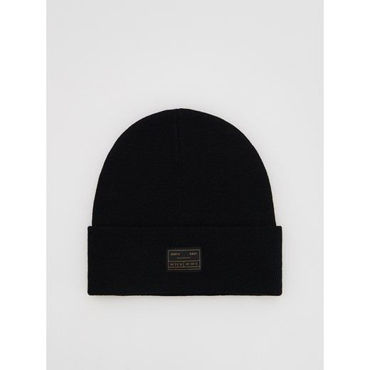 Reserved - Czapka beanie z naszywką - czarny - id: 042FE-99X - marki Reserved - 186486997 Reserved - Czapka beanie z naszywką - czarny ze sklepu Reserved w kategorii Czapki zimowe męskie - zdjęcie 186486997
