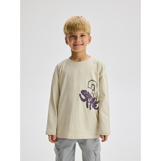 Reserved - Longsleeve z nadrukiem - beżowy - id: 049FI-08X - marki Reserved - 186487008 Reserved - Longsleeve z nadrukiem - beżowy ze sklepu Reserved w kategorii T-shirty chłopięce - zdjęcie 186487008