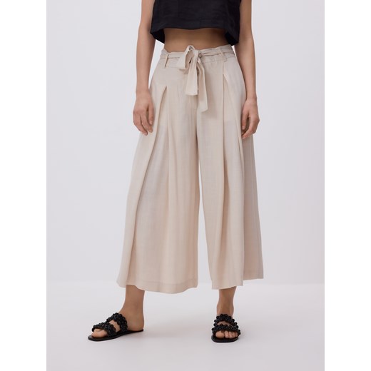 Reserved - Luźne spodnie z wiązaniem - beżowy ze sklepu Reserved w kategorii Spodnie damskie - zdjęcie 186489648
