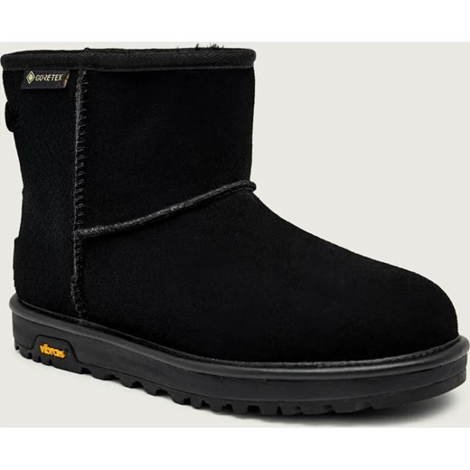 UGG Śniegowce W CLASSIC MINI GTX | zamsz ze sklepu Gomez Fashion Store w kategorii Śniegowce damskie - zdjęcie 186490155