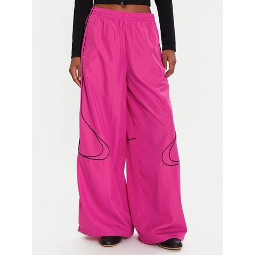 adidas Spodnie dresowe Teamgeist adicolor JV7481 Różowy Oversize ze sklepu MODIVO w kategorii Spodnie damskie - zdjęcie 186498785