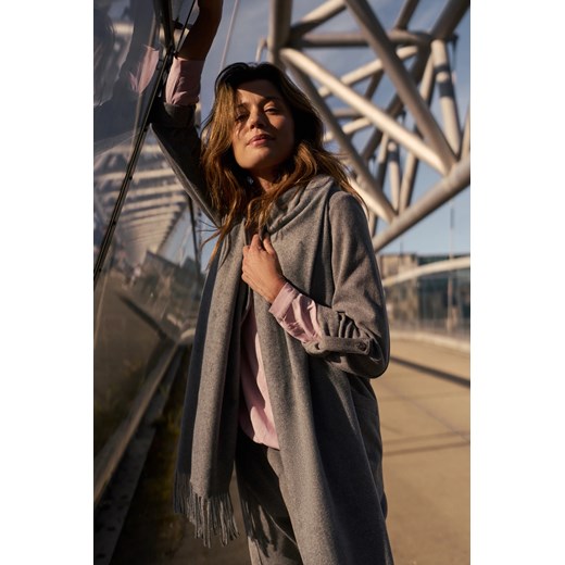 Szal z frędzlami szary ze sklepu Moodo.pl w kategorii Szaliki i chusty damskie - zdjęcie 186502737