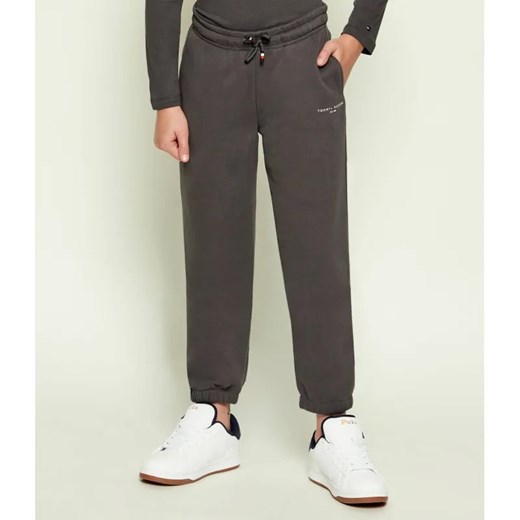 Tommy Hilfiger Spodnie dresowe | Regular Fit ze sklepu Gomez Fashion Store w kategorii Spodnie chłopięce - zdjęcie 186507827