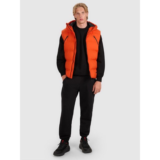 Męski bezrękawnik puchowy pikowany 4F 4FWAW25TVJAM226 - pomarańczowy ze sklepu Sportstylestory.com w kategorii Kamizelki męskie - zdjęcie 186512259