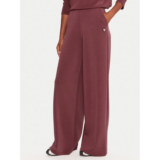 Guess Spodnie dresowe V4YB07 KCAY2 Bordowy Relaxed Fit ze sklepu MODIVO w kategorii Spodnie damskie - zdjęcie 186521557