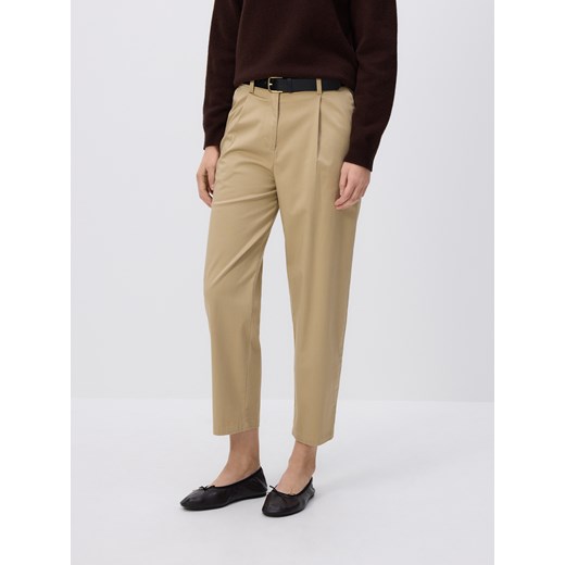 Reserved - Spodnie barrel leg z paskiem - beżowy ze sklepu Reserved w kategorii Spodnie damskie - zdjęcie 186555076