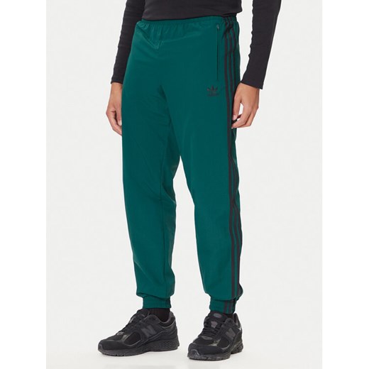 adidas Spodnie dresowe adicolor Woven Firebird JY1335 Zielony Regular Fit ze sklepu MODIVO w kategorii Spodnie męskie - zdjęcie 186555695