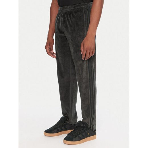 adidas Spodnie dresowe SST adicolor Velour JW8377 Czarny Regular Fit ze sklepu MODIVO w kategorii Spodnie męskie - zdjęcie 186555737