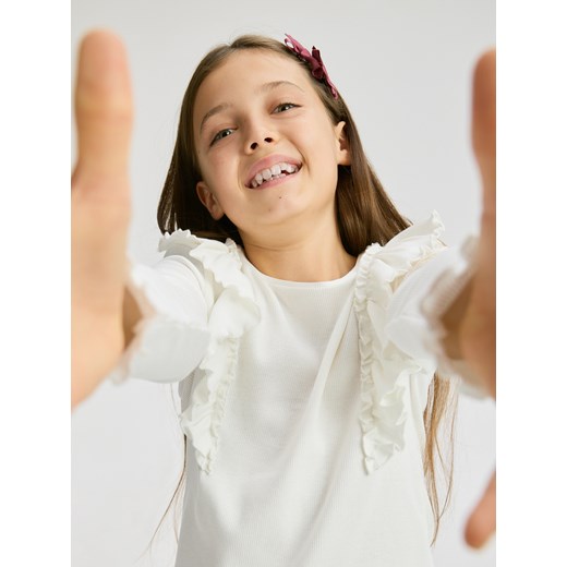 Reserved - Prążkowana bluzka z falbanką - złamana biel ze sklepu Reserved w kategorii Bluzki dziewczęce - zdjęcie 186575225