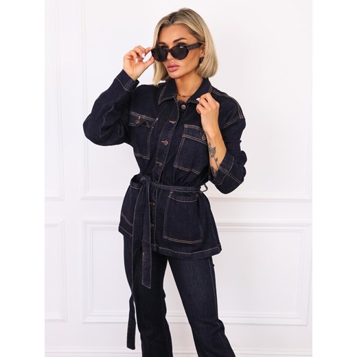 KURTKA JEANSOWA Z KIESZENIAMI WIĄZANA W PASIE- CIEMNOJEANSOWA ze sklepu olika.com.pl w kategorii Kurtki damskie - zdjęcie 186585018