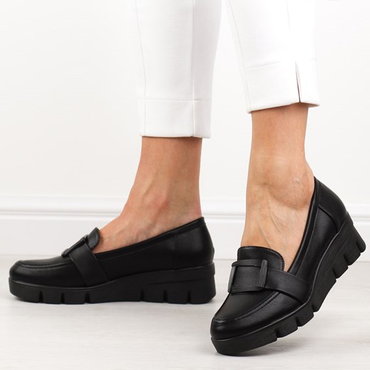 Czarne mokasyny damskie na koturnie Jezzi 23109-1 ze sklepu suzana.pl w kategorii Półbuty damskie - zdjęcie 186589078