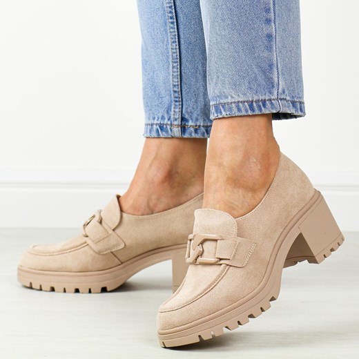 J. Beżowe zamszowe mokasyny damskie na obcasie z łańcuchem Vinceza 109 ze sklepu suzana.pl w kategorii Półbuty damskie - zdjęcie 186589329