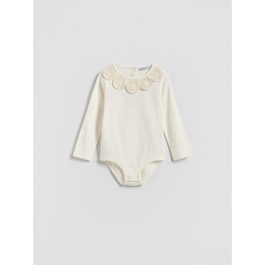 Reserved - Body z ozdobnym kołnierzykiem - złamana biel ze sklepu Reserved w kategorii Body niemowlęce - zdjęcie 186591056