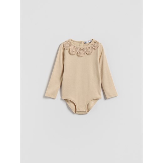 Reserved - Body z ozdobnym kołnierzykiem - beżowy ze sklepu Reserved w kategorii Body niemowlęce - zdjęcie 186591058