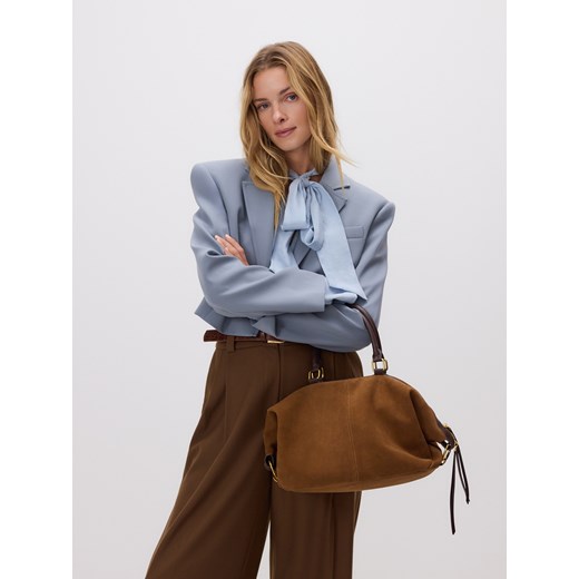 Reserved - Zamszowa torebka z paskiem - brązowy ze sklepu Reserved w kategorii Torby Shopper bag - zdjęcie 186596209