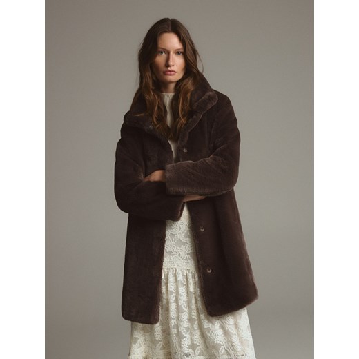 Reserved - Płaszcz z imitacji futra - ciemnobrązowy ze sklepu Reserved w kategorii Futra damskie - zdjęcie 186630619