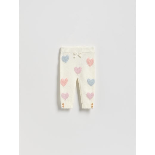 Reserved - Dzianinowe spodnie w serca - złamana biel ze sklepu Reserved w kategorii Spodnie i półśpiochy - zdjęcie 186645908