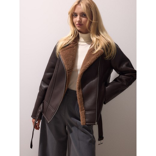 Mohito - Czekoladowa kurtka z futerkiem - ciemnobrązowy ze sklepu Mohito w kategorii Kurtki damskie - zdjęcie 186659256