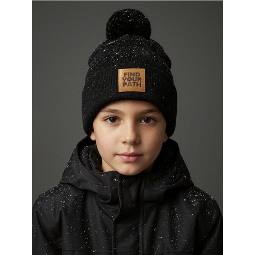 Sinsay - Czapka z pomponem i naszywką z imitacji skóry - czarny - id: 121FU-99X - marki Sinsay - 186665398 Sinsay - Czapka z pomponem i naszywką z imitacji skóry - czarny ze sklepu Sinsay w kategorii Czapki dziecięce - zdjęcie 186665398