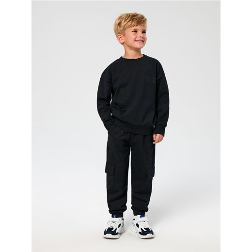 Sinsay - Komplet: bluza i spodnie - czarny - id: 779GE-99X - marki Sinsay - 186665826 Sinsay - Komplet: bluza i spodnie - czarny ze sklepu Sinsay w kategorii Spodnie chłopięce - zdjęcie 186665826