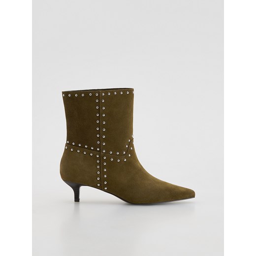 Reserved - Zamszowe botki z ćwiekami - ciemnozielony ze sklepu Reserved w kategorii Botki - zdjęcie 186666109
