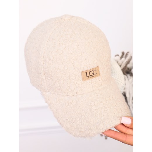 CZAPKA Z IMITACJI BARANKA Z DASZKIEM I LOGO- BEŻOWA ze sklepu olika.com.pl w kategorii Czapki z daszkiem damskie - zdjęcie 186669458