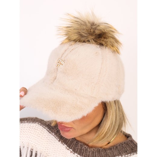 CZAPKA FUTRZANA Z NAPISEM MIN MIN I ODPINANYM POMPONEM- BEŻOWY ze sklepu olika.com.pl w kategorii Czapki z daszkiem damskie - zdjęcie 186669468