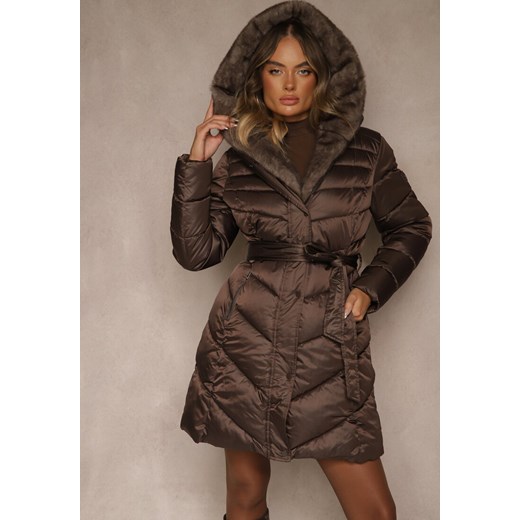 Brązowa Kurtka z Pikowanym Przeszyciami Wiązanym Paskiem i Kapturem z Futrem Fenida ze sklepu renee.pl w kategorii Kurtki damskie - zdjęcie 186671905