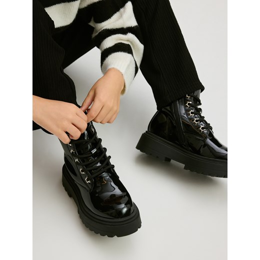 Reserved - Lakierowane botki za kostkę - czarny - id: 907GT-99X - marki Reserved - 186673389 Reserved - Lakierowane botki za kostkę - czarny ze sklepu Reserved w kategorii Botki - zdjęcie 186673389