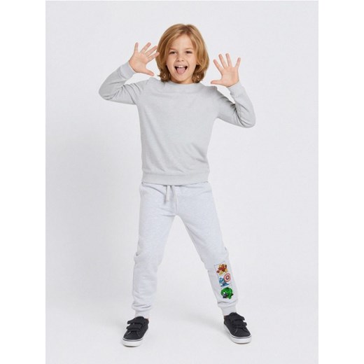 Sinsay - Spodnie dresowe Avengers - szary - id: 303FC-09M - marki Sinsay - 186674197 Sinsay - Spodnie dresowe Avengers - szary ze sklepu Sinsay w kategorii Spodnie chłopięce - zdjęcie 186674197