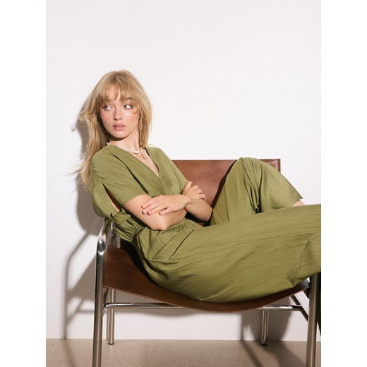 Mohito - Kombinezon z wiskozą - oliwkowy ze sklepu Mohito w kategorii Kombinezony damskie - zdjęcie 186676878