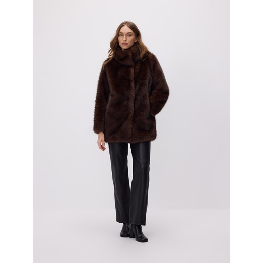 Reserved - Sztuczne futerko z kołnierzem - ciemnobrązowy - id: 721AY-89X - marki Reserved - 186678427 Reserved - Sztuczne futerko z kołnierzem - ciemnobrązowy ze sklepu Reserved w kategorii Futra damskie - zdjęcie 186678427