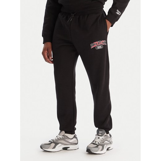 Reebok Spodnie dresowe Walker RK25149CCM Czarny Regular Fit ze sklepu MODIVO w kategorii Spodnie męskie - zdjęcie 186680127