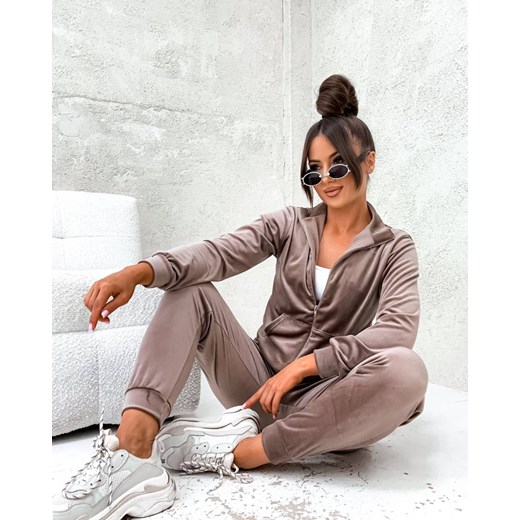 Welurowy komplet z rozpinaną bluzą cappuccino (771) - id: 25694 - marki Goodlookin.pl - 186683555 Welurowy komplet z rozpinaną bluzą cappuccino (771) ze sklepu goodlookin.pl w kategorii Komplety i garnitury damskie - zdjęcie 186683555
