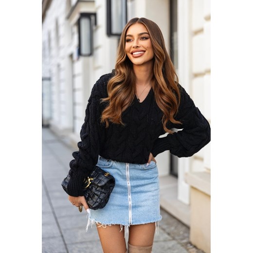 krótki sweter roco ze splotem i kapturem polski produkt j&k premium - czarny ze sklepu STYLOWO w kategorii Swetry damskie - zdjęcie 186684306