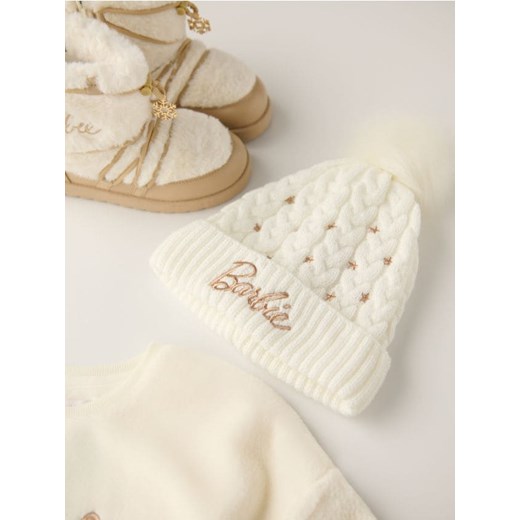 Sinsay - Czapka z pomponem i haftowanym napisem Barbie - kremowy - id: 009FU-01X - marki Sinsay - 186696107 Sinsay - Czapka z pomponem i haftowanym napisem Barbie - kremowy ze sklepu Sinsay w kategorii Czapki dziecięce - zdjęcie 186696107