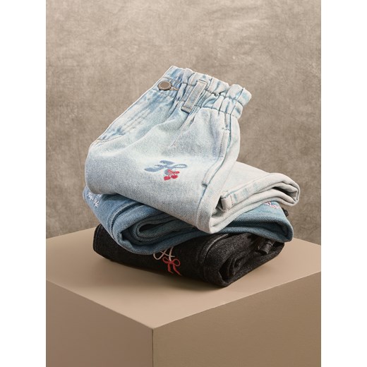 Reserved - Jeansy baggy z haftem - niebieski ze sklepu Reserved w kategorii Spodnie dziewczęce - zdjęcie 186698589