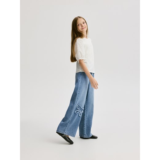 Reserved - Jeansy wide leg z aplikacjami - niebieski ze sklepu Reserved w kategorii Spodnie dziewczęce - zdjęcie 186698868