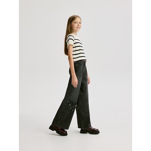 Reserved - Jeansy wide leg z aplikacjami - szary ze sklepu Reserved w kategorii Spodnie dziewczęce - zdjęcie 186698877