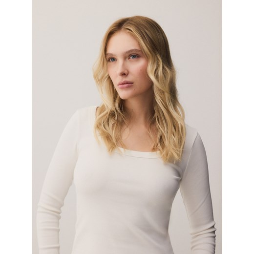 Reserved - Bawełniany longsleeve - złamana biel - id: ZQ827-01X - marki Reserved - 186698917 Reserved - Bawełniany longsleeve - złamana biel ze sklepu Reserved w kategorii Bluzki damskie - zdjęcie 186698917