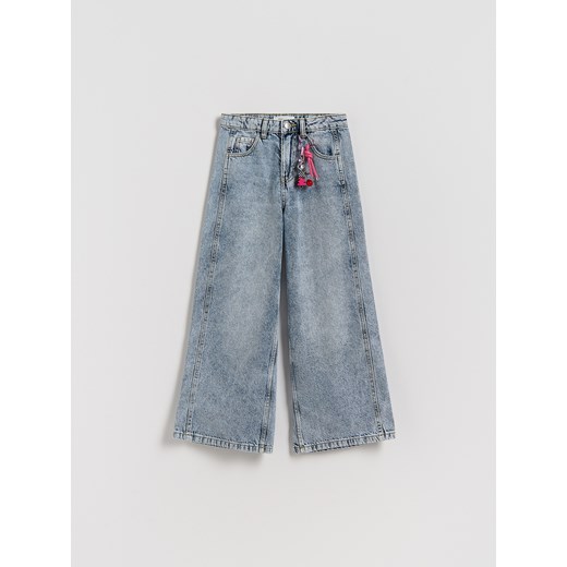 Reserved - Jeansy super wide leg z breloczkiem - granatowy - id: 825FF-59J - marki Reserved - 186701739 Reserved - Jeansy super wide leg z breloczkiem - granatowy ze sklepu Reserved w kategorii Spodnie dziewczęce - zdjęcie 186701739